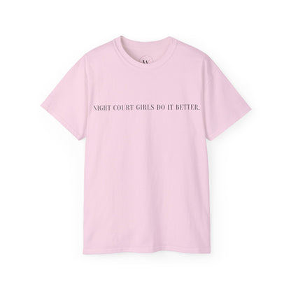 T-Shirt mit Spruch "Night Court Girls Do It Better"